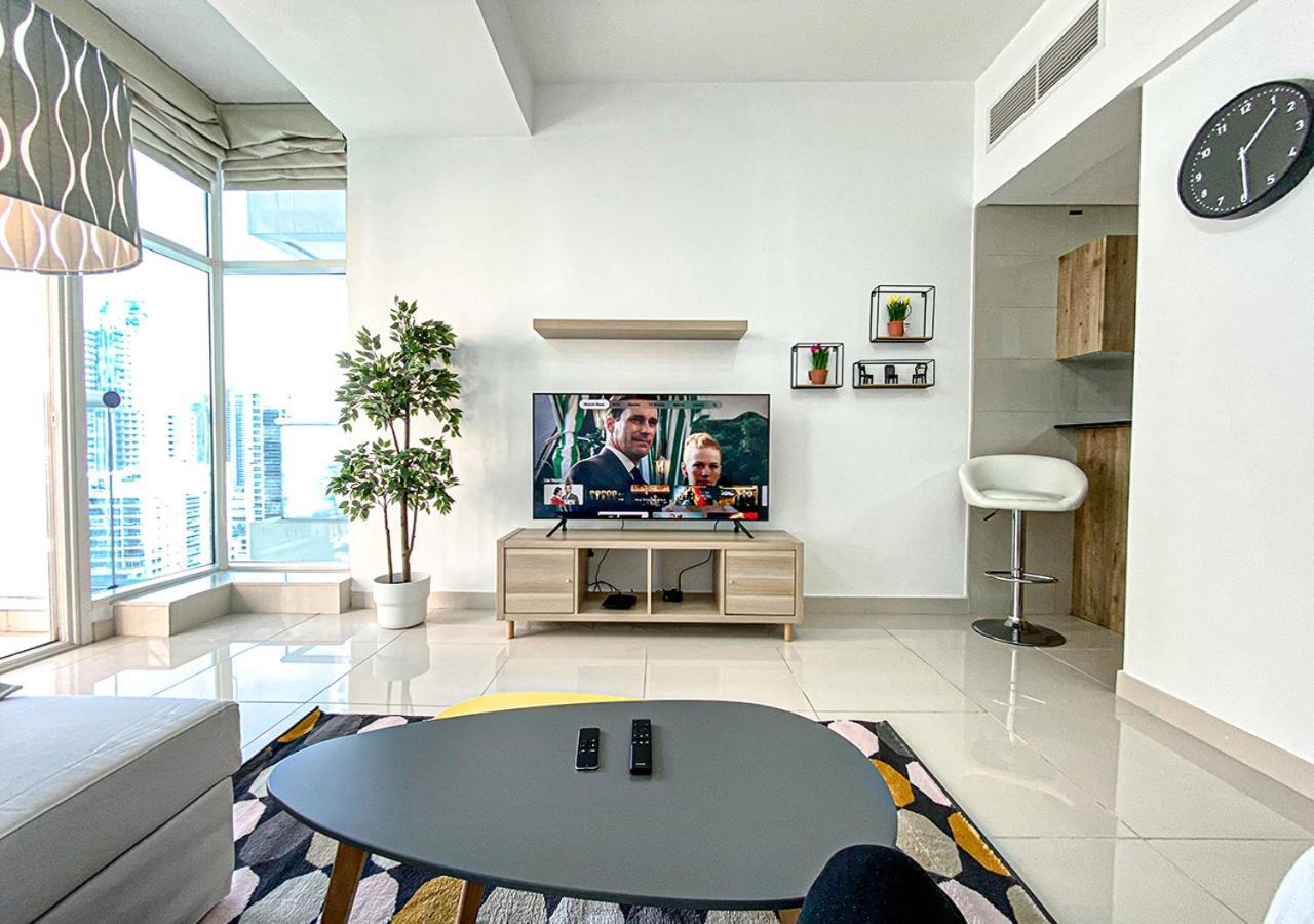 Walk To The Beach Or Enjoy The Amazing View From The Balcony Apartment Dubai Exterior photo